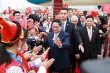当地时间11月5日上午9时05分，越南政府总理范明正和越南高级代表团乘坐专机抵达中国云南省昆明市长水国际机场。