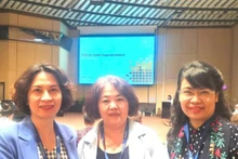 越南卫生部副部长阮氏莲香和与会代表合影。（图片来源：MOH）