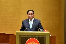 越共中央政治局委员、越南政府总理范明正作了题为《2024年经济社会形势及加快2025年经济社会发展解决方案》的专题报告。