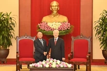 越共中央总书记阮富仲会见柬埔寨国会主席韩桑林。