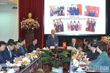 老挝人民革命党中央宣训部部长坎潘·佩亚翁在工作会议上发言。