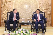 越共中央宣教部部长阮重义会见美国驻越南大使马克·纳珀。