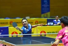 东南亚冠军人民公安T&T 1队选手丁英煌（左）以3-0（14-12、11-6、11-9）战胜了河内1队年轻选手杜孟良。