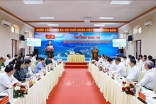 政府总理范明正听取了巴地头顿省常务委员会关于该生经济社会发展情况，推动该省和昆岛经济社会发展、确保国防安全的建议办理情况的报告。图片来源：越通社
