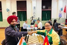 黄氏宝针（右）代表越南出战第二届SJC国际象棋锦标赛。图片来源：越通社