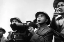 武元甲大将开枪前最后一次观察阵地。（图片来源：越通社）