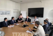 胡志明市工作代表团与法兰克福大学附属医院举行工作会谈。