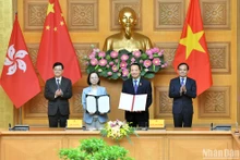 越南政府副总理陈流光与中国香港特别行政区行政长官李家超见证了双边合作协议的交换。