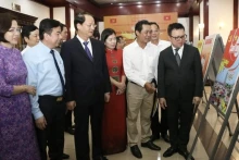 各位代表在研讨会期间参观展览。