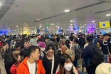 胡志明市新山一机场24日单日客流量超15万人次。