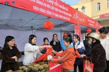 在爱心之春运动框架内向贫困者赠送慰问品和年礼。（图片来源：《越南之声》）