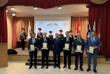 俄越友好协会向为越俄关系做出突出贡献的个人颁发奖章。（图片来源：越通社）