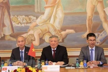 阮和平一行与瑞士最高法院院长伊夫·唐萨雷斯举行工作会议。