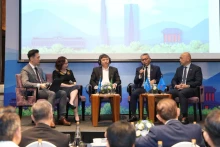 大华银行和越南企业代表在“大华银行2024年企业展望研究”发布会上进行讨论。