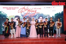 越南歌手和敏智（Hòa Minzy）的音乐短片《闪闪北宁》成功登上了全球网络热歌榜。