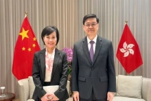 中国香港特区政府行政长官李家超和越南新任驻香港和澳门总领事黎德行。