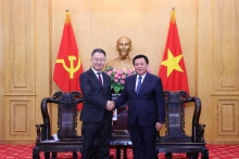 胡志明国家政治学院院长阮春胜和韩国国家人力资源开发研究院院长金采桓。