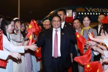 越南政府总理范明正抵达重庆市。（图片来源：越通社）