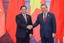 越南政府总理范明正与中国国务院总理李强。（图片来源：VGP）