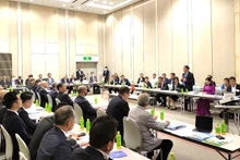 平定省人民委员会主席范英俊在贸易投资促进会上发言。