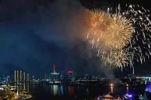 胡志明市燃放烟花 庆祝国家统一49周年。