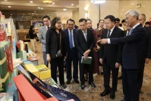 各位代表参观2024年越老贸易投资促进论坛的展位。