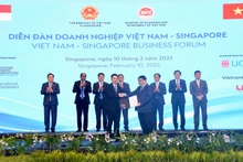 马山集团总裁接受在新加坡开展业务的投资许可证。