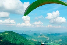 对滑翔伞爱好者来说，和平省乐山乡是一个理想且安全的飞行地点。