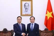 越南政府副总理陈流光和韩国新任驻越南大使崔英三。