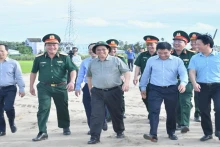 越南政府总理范明正视察芹苴-金瓯高速公路建设项目。
