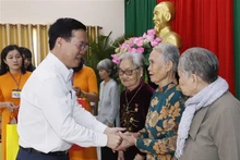 越南国家主席武文赏向永隆省各阶层人民致以新春祝福。
