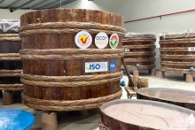 清化省弘化县弘负乡黎嘉传统鱼露工厂的鱼露产品发酵罐，该公司生产五星OCOP产品。（玉莲 摄）