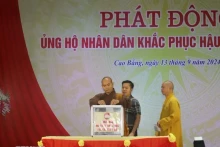宗教界人士积极参与由越南祖国阵线委员会发起的向第三号台风“摩羯”受灾群众捐款活动。