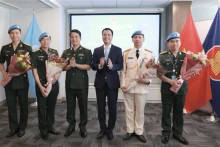 越南常驻联合国代表团团长邓黄江大使向联合国维和局的干部送花。