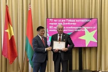 越南驻白俄罗斯大使阮文御向为增加越白两国友好合作关系作出贡献的白俄罗斯人士授予奖状。