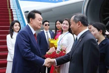 越南国家主席办公厅主任黎庆海到机场迎接韩国总统夫妇。