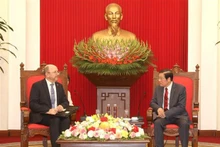 越共中央内政部部长潘廷镯会见瑞士驻越南大使托马斯·加斯 。