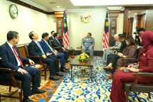 国会副主席阮克定一行与马来西亚国会下议院议长佐哈里·阿卜杜勒会谈场景。