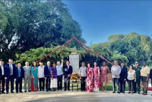 阮重义同志一行前往首都哈瓦那胡志明公园，向胡志明主席献花。