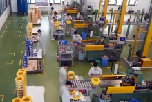 位于海阳省越南-新加坡工业园区（VSIP）的陈富机电股份公司的电线生产线。 （邓英 摄）