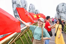 附图：2025年越南南方解放、国家统一日假期游客人数大幅增长。