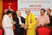 阮富仲总书记在河内展开与选民接触活动。