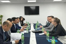 越南工贸部部长阮鸿延会见保加利亚经济和工业部长博格丹·博格丹诺夫。