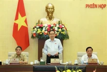 越南国会主席陈青敏在会议闭幕式上发表讲话。