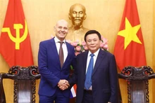胡志明国家政治学院院长阮春胜会见荷兰王国驻越南大使基斯·范巴尔。