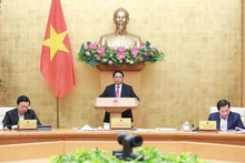 范明正总理在会上发表讲话。