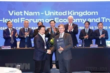 越南国会主席王廷惠2022年在越英商务峰会上见证两国企业和地方合作协议的签署仪式。