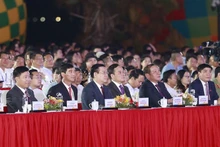 越南国会主席王廷惠和各位代表出席2023年国家旅游年开幕式。