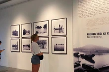 游客参观图片展。