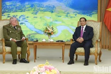 越南政府总理范明正会见古共中央政治局委员、古巴革命武装力量部长阿尔瓦罗•洛佩斯•米耶拉上将。（陈海 摄）